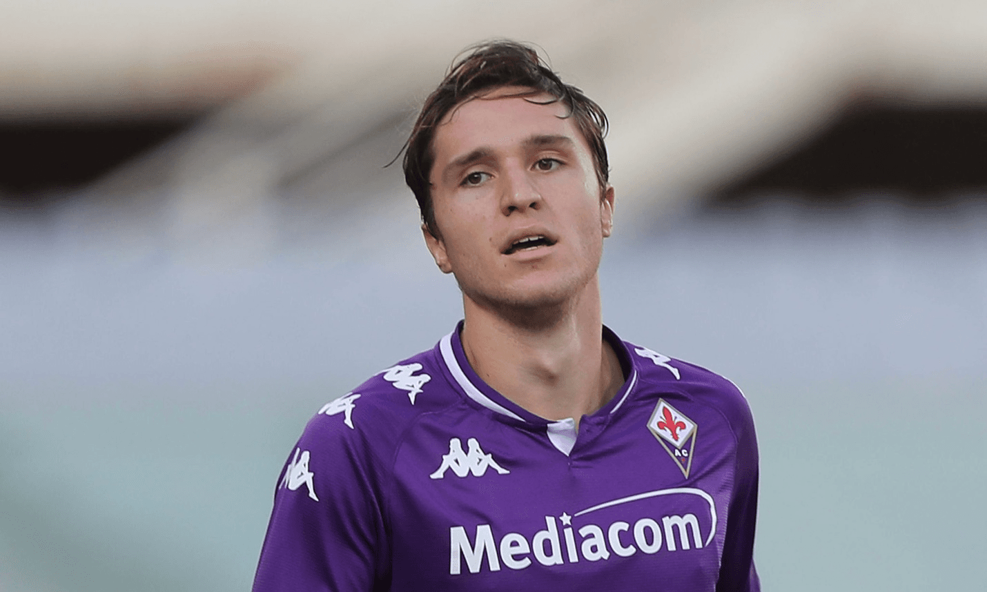 «يتوقف كثيرًا في التدريبات».. سلوت يرد على أنباء انتقال كييزا