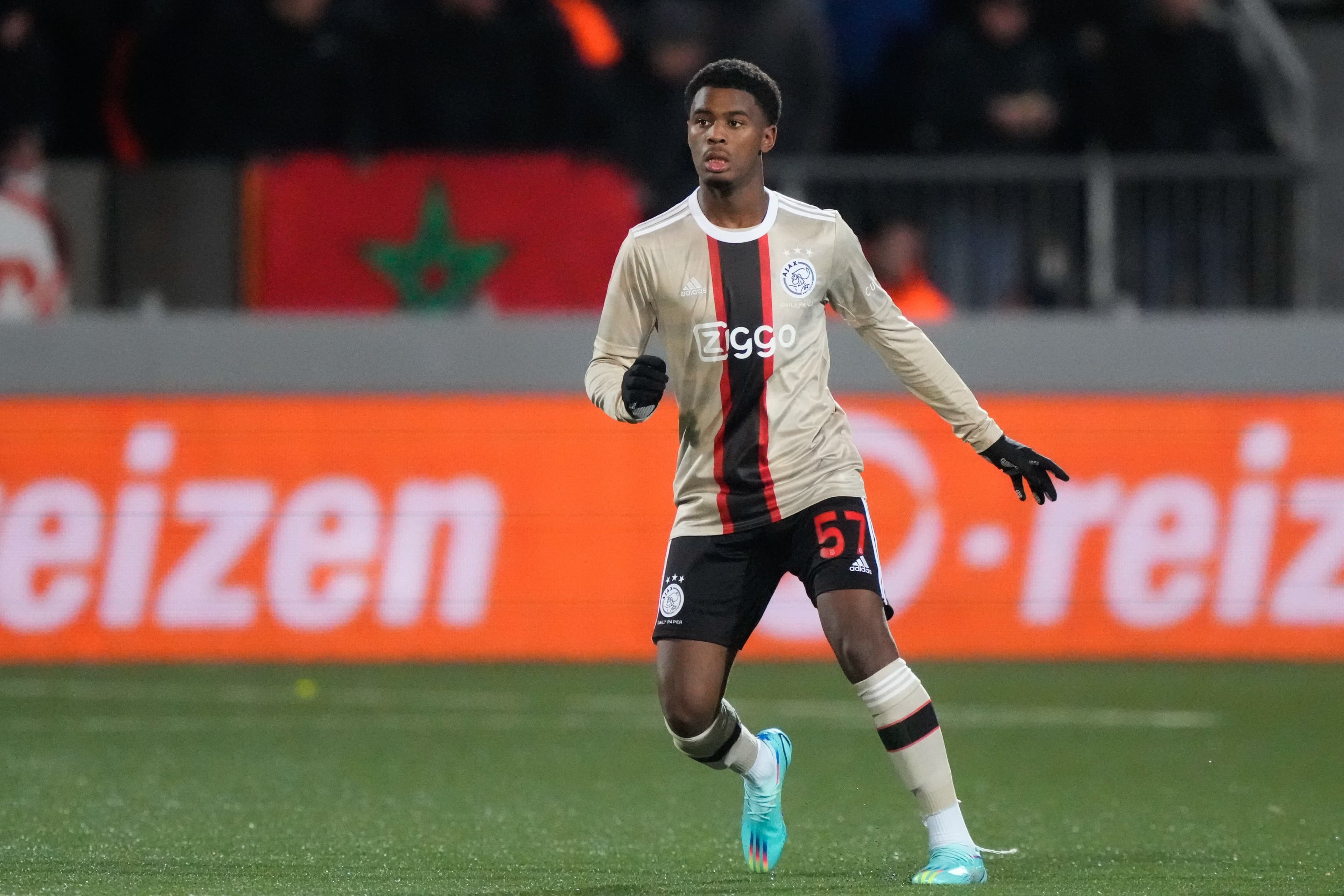 Chelsea Sign Centre-Back Hato for Over €40 Million Plus Sell-On Clause, Contracted Until 2032