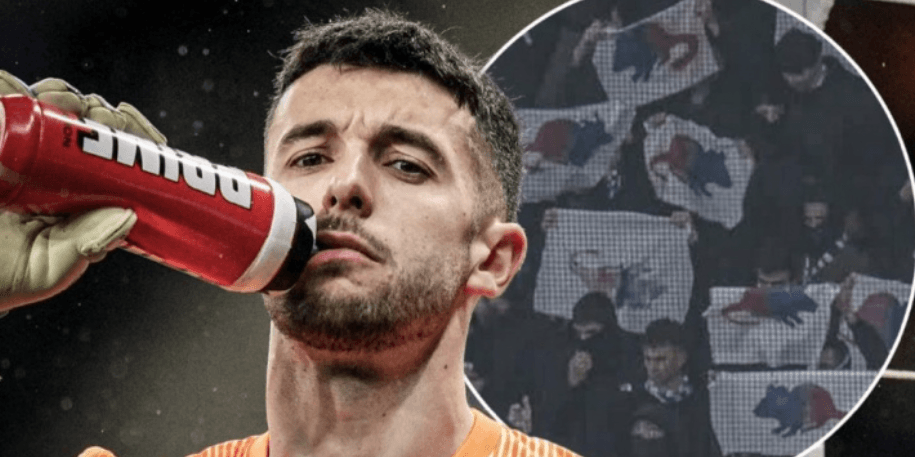 مشجعو إسبانيول يلوحون بأعلام الفئران الحمراء والزرقاء في الدقيقة 13 لسخرية من خوان غارثيا