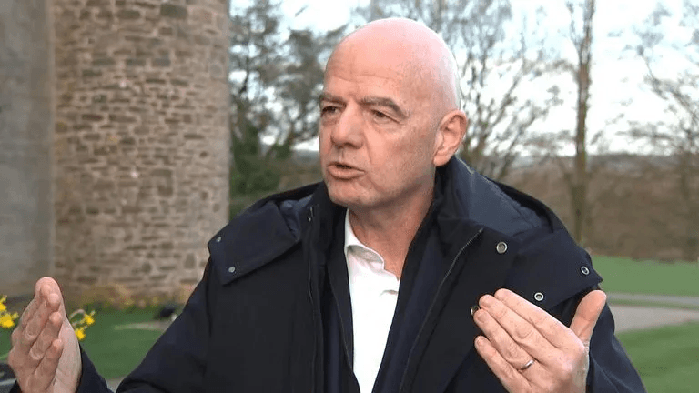 بطاقة حمراء لتغطية الفم! ضجة حكم إنفانتينو في الفيفا – افتراض الذنب وطرد فوري للاعبين الذين يخفون أفواههم، لماذا تغطي إذا كنت بريئًا؟